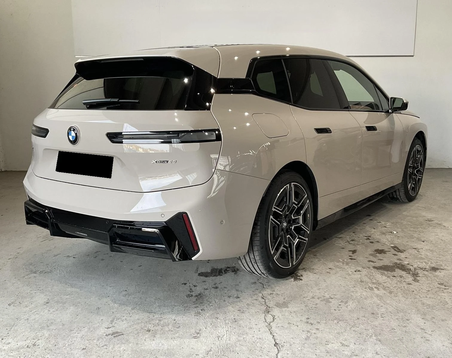 BMW iX xDrive60/FACELIFT/M-SPORT/PANO SKY/ICONIC GLOW/B&W, снимка 4 - Автомобили и джипове - 53805804