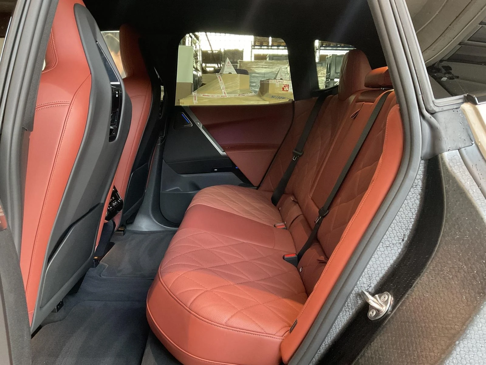 BMW iX xDrive60/FACELIFT/M-SPORT/PANO SKY/ICONIC GLOW/B&W, снимка 12 - Автомобили и джипове - 53805804