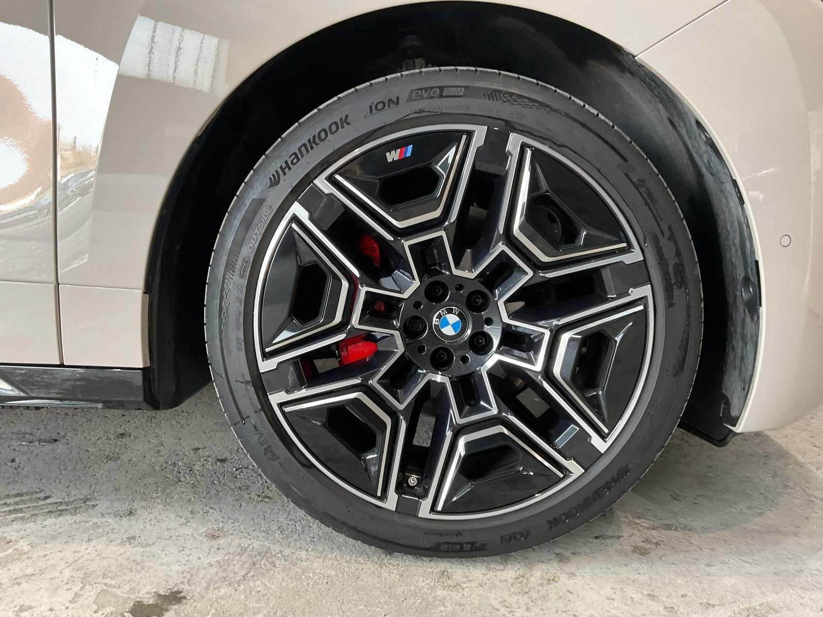 BMW iX xDrive60/FACELIFT/M-SPORT/PANO SKY/ICONIC GLOW/B&W, снимка 6 - Автомобили и джипове - 53805804