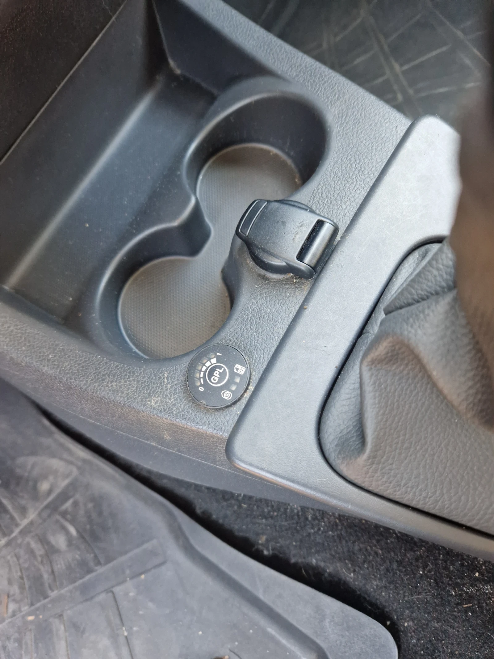 Dacia Dokker 1.6  , 102 коня  Газ - Бензин, снимка 9 - Автомобили и джипове - 53835951