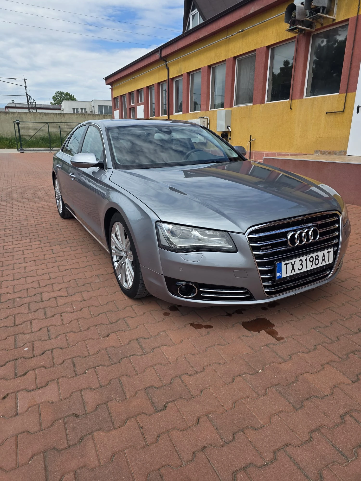 Audi A8 quattro