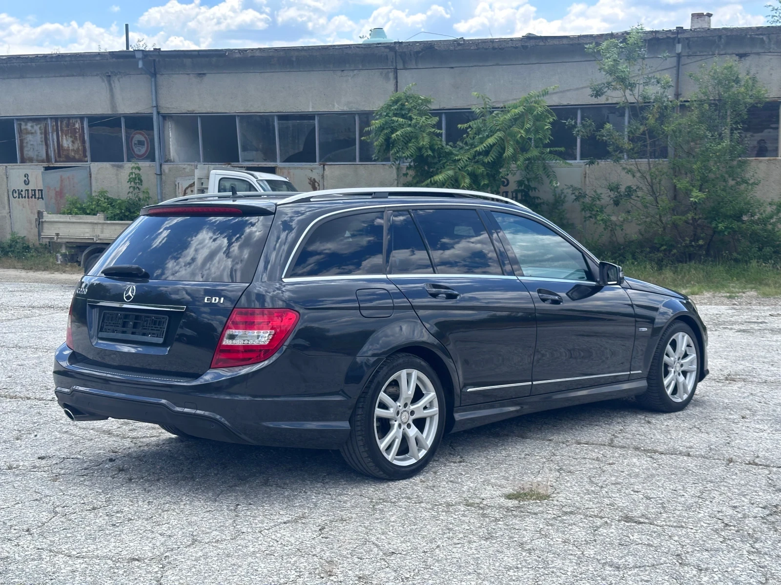 Mercedes-Benz C 220 AMG LINE* BI-XENON* ШИБЕДАХ* НЕМСКА* АВТОМАТ!, снимка 6 - Автомобили и джипове - 54979223