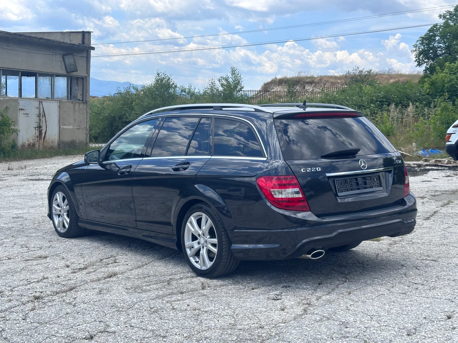 Mercedes-Benz C 220 AMG LINE* BI-XENON* ШИБЕДАХ* НЕМСКА* АВТОМАТ!, снимка 4 - Автомобили и джипове - 54979223