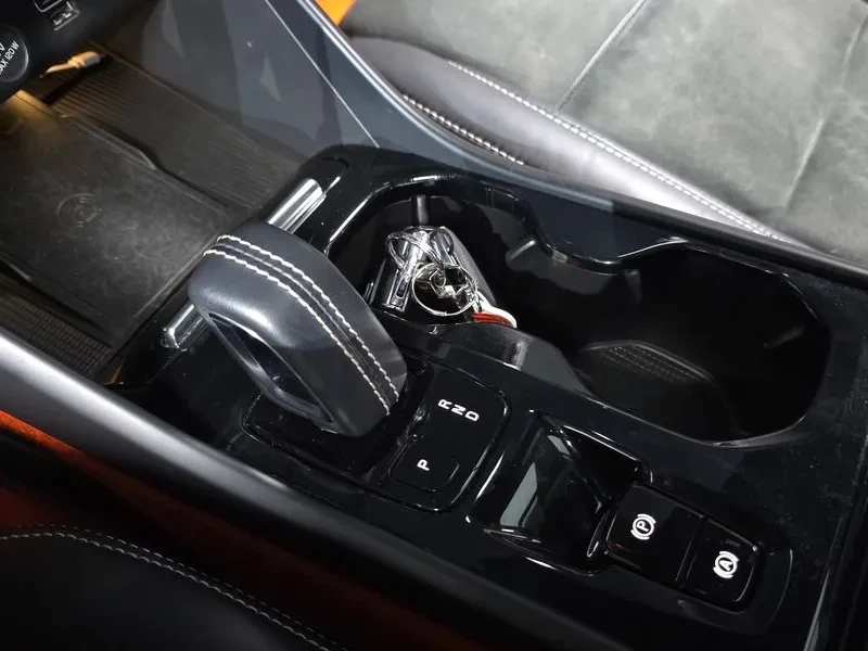 Volvo XC40 T4 R-DESIGN, снимка 17 - Автомобили и джипове - 55294301