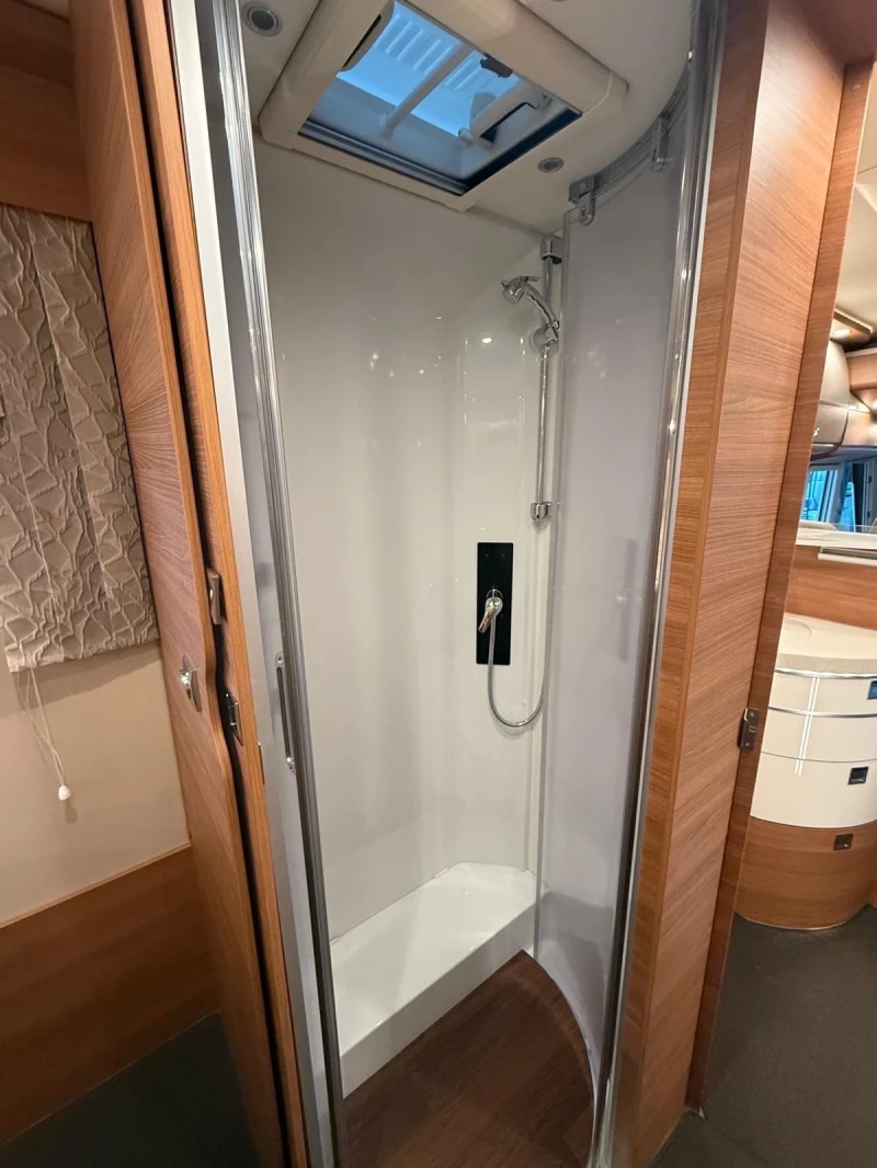 Кемпер Carthago Chic C Line Mercedes 9g-tronic, снимка 10 - Каравани и кемпери - 53407367