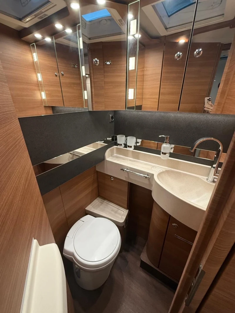 Кемпер Carthago Chic C Line Mercedes 9g-tronic, снимка 11 - Каравани и кемпери - 53407367