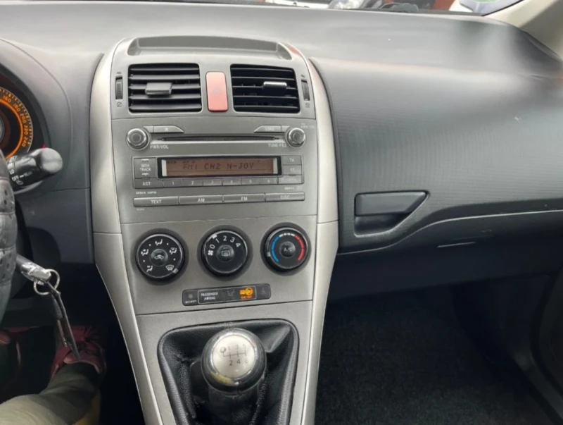 Toyota Auris 2.0-126кс, снимка 10 - Автомобили и джипове - 48756426