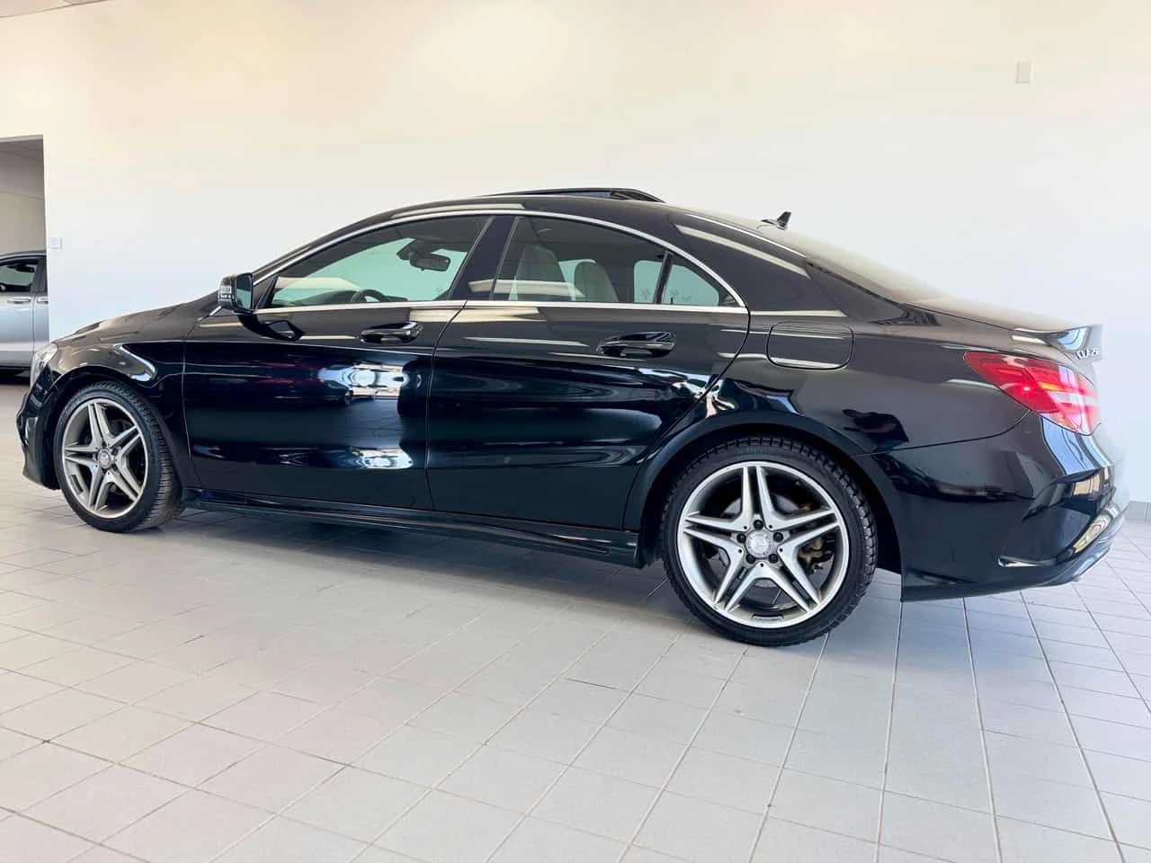 Mercedes-Benz CLA 250 АМГ ПАКЕТ/4MATIC/CARFAX/ФИНАНСИРАНЕ, снимка 3 - Автомобили и джипове - 54662728