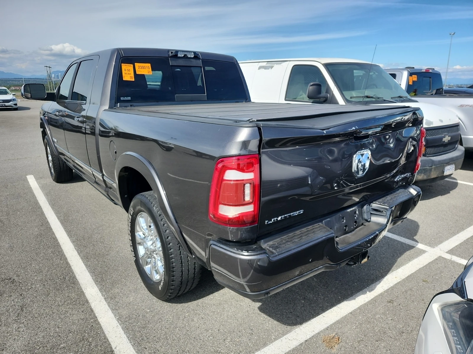 Dodge RAM 3500 LIMITED * 6.7 CUMMINS * 4WD * CARFAX * , снимка 4 - Автомобили и джипове - 55242753