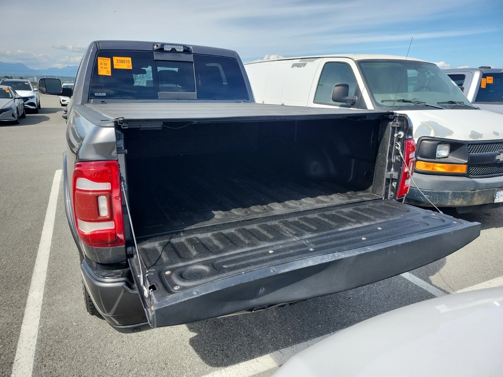 Dodge RAM 3500 LIMITED * 6.7 CUMMINS * 4WD * CARFAX * , снимка 5 - Автомобили и джипове - 55242753