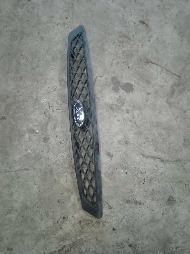 Решетка между фарове форд фокус