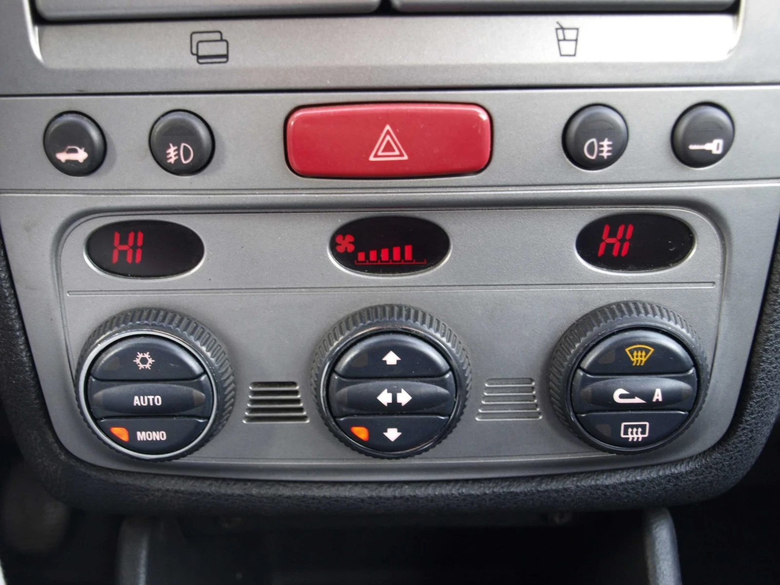 Alfa Romeo 147 1.6i , снимка 9 - Автомобили и джипове - 53991048