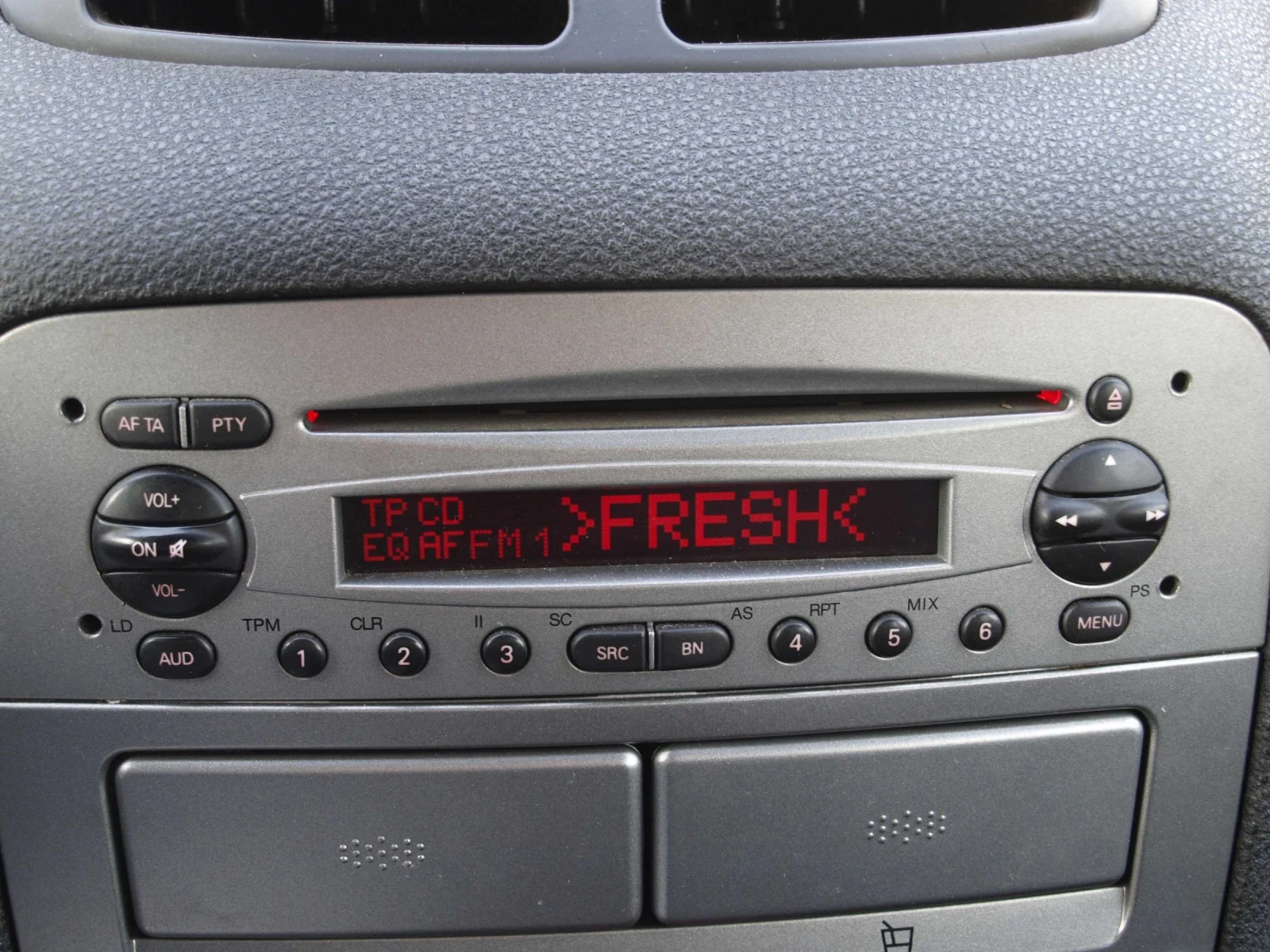 Alfa Romeo 147 1.6i , снимка 11 - Автомобили и джипове - 53991048