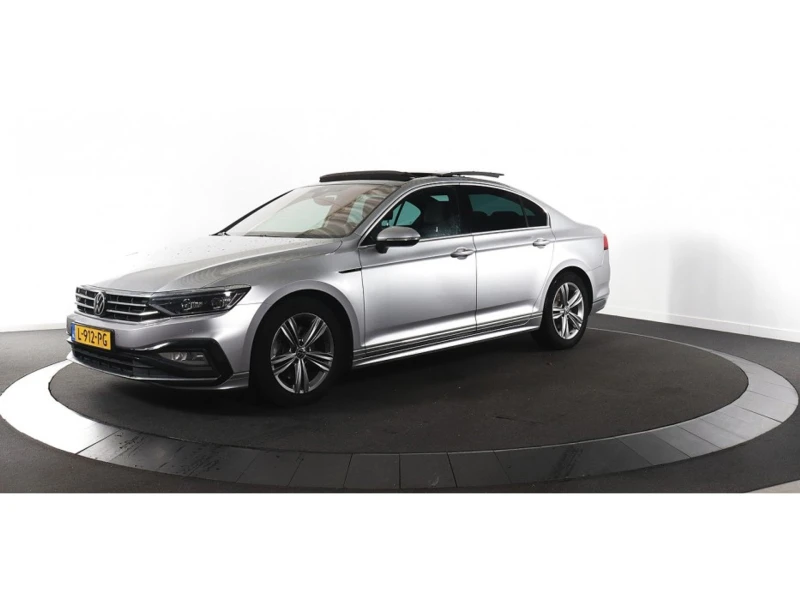 VW Passat 1.5 TSI R-line/Подгрев/Камера/Ел Седалки/Панорама, снимка 1 - Автомобили и джипове - 48059821