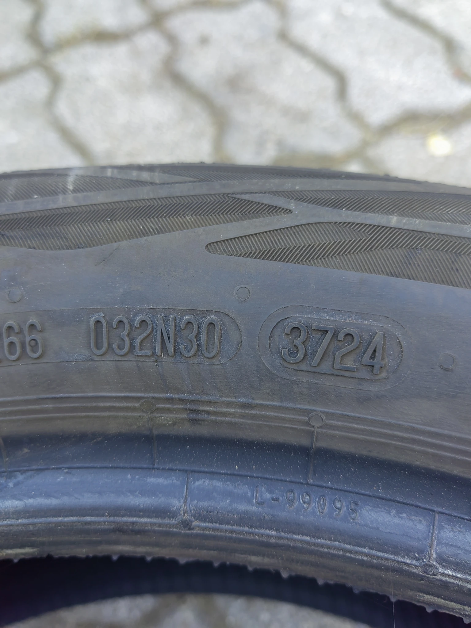 Гуми Летни 215/50R18, снимка 2 - Гуми и джанти - 55680894