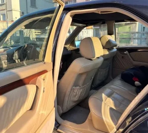 Mercedes-Benz C 180 Elegance, снимка 3 - Автомобили и джипове - 56113419