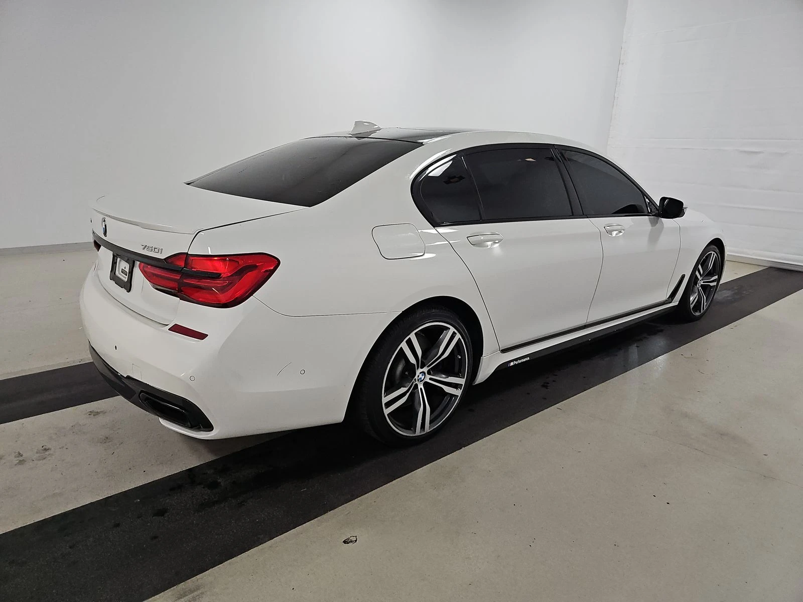 BMW 750 M* SPORT* XDRIVE* ХЕДЪП* ДИСТРОНИК* ОБДУХВАНЕ* МАС - изображение 2
