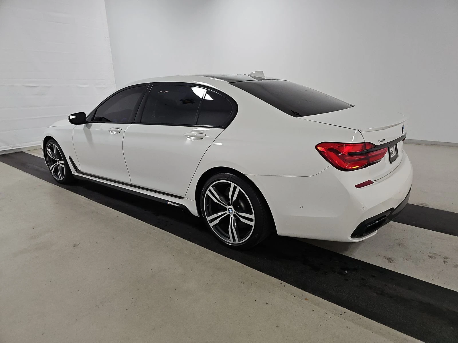 BMW 750 M* SPORT* XDRIVE* ХЕДЪП* ДИСТРОНИК* ОБДУХВАНЕ* МАС - изображение 4