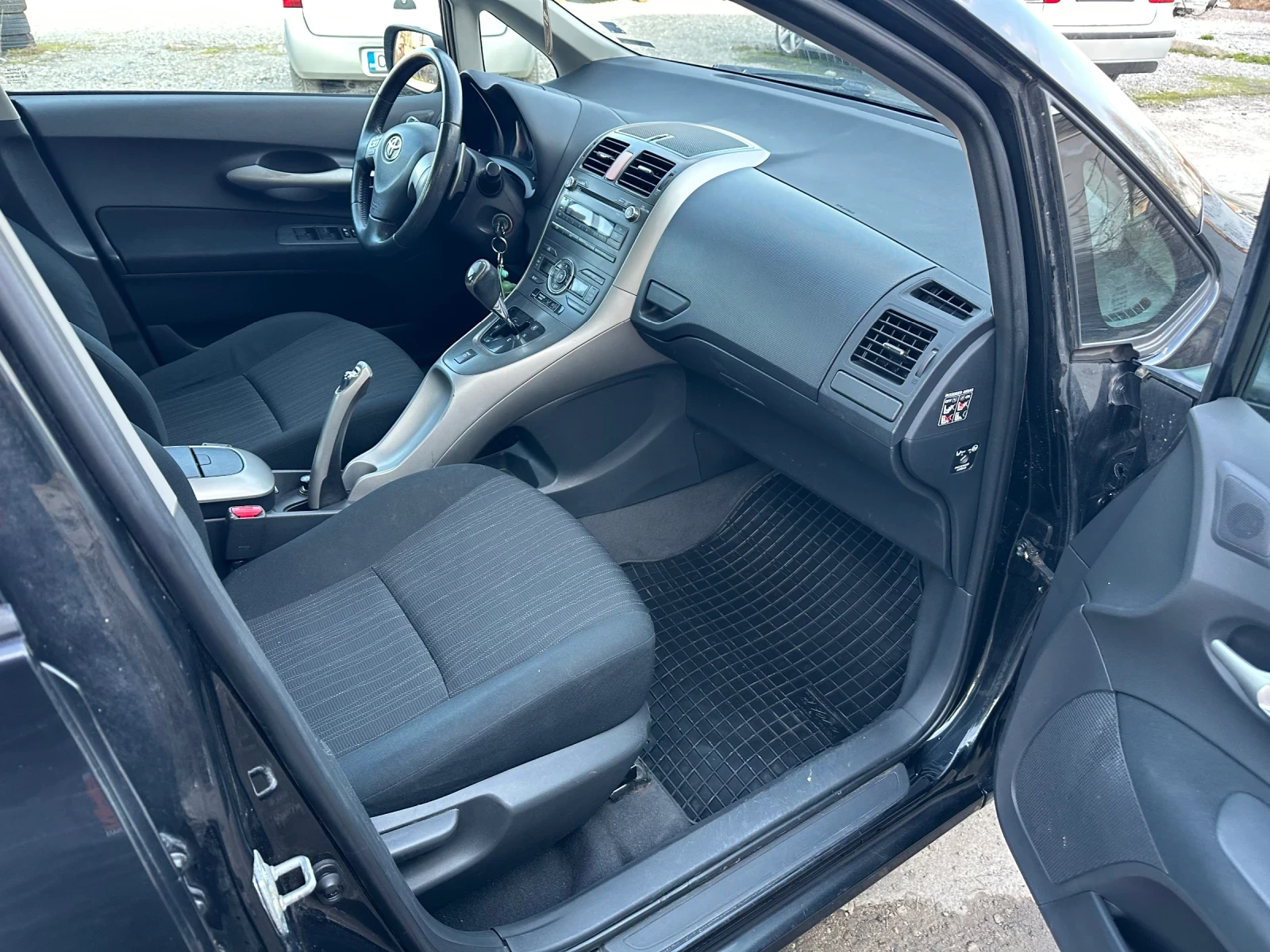 Toyota Auris Автоматик, снимка 13 - Автомобили и джипове - 53749418