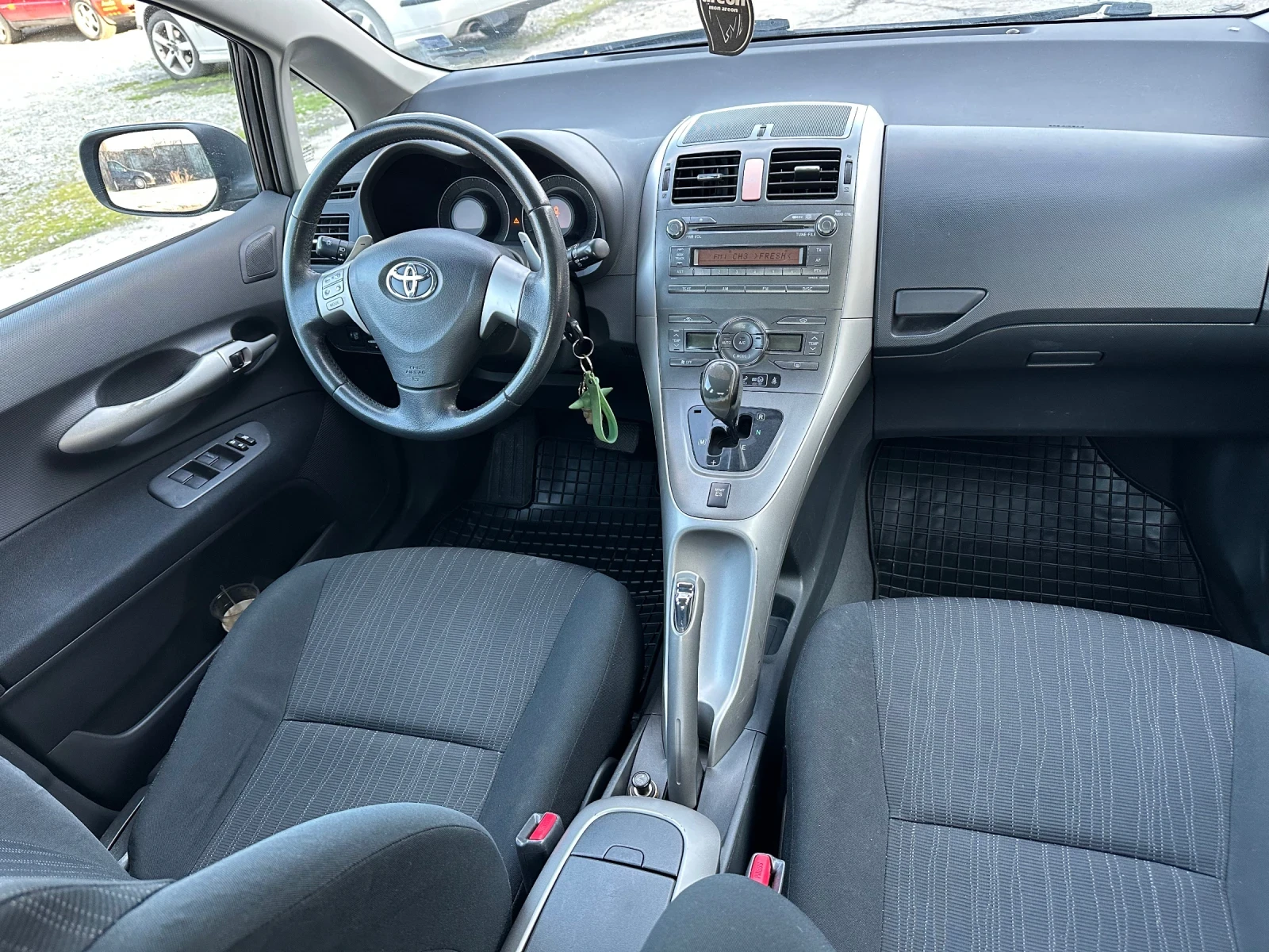 Toyota Auris Автоматик, снимка 12 - Автомобили и джипове - 53749418