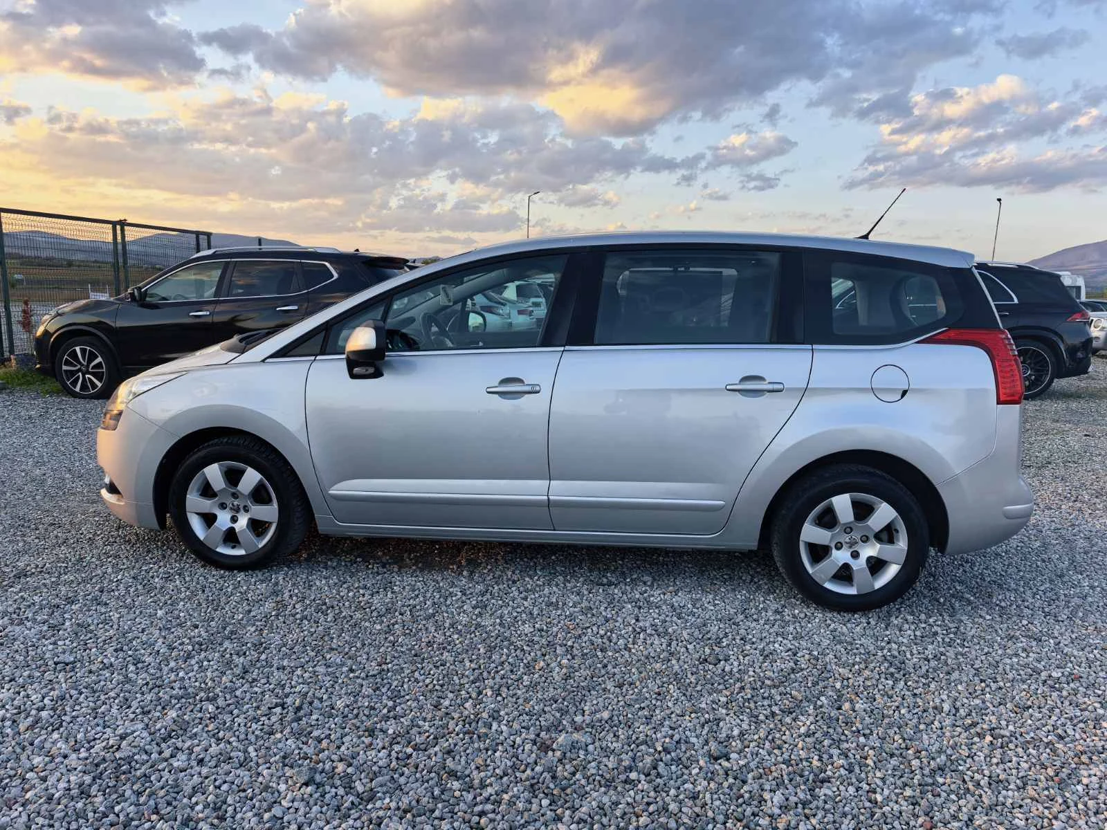 Peugeot 5008 1.6 HDI, снимка 5 - Автомобили и джипове - 54163699