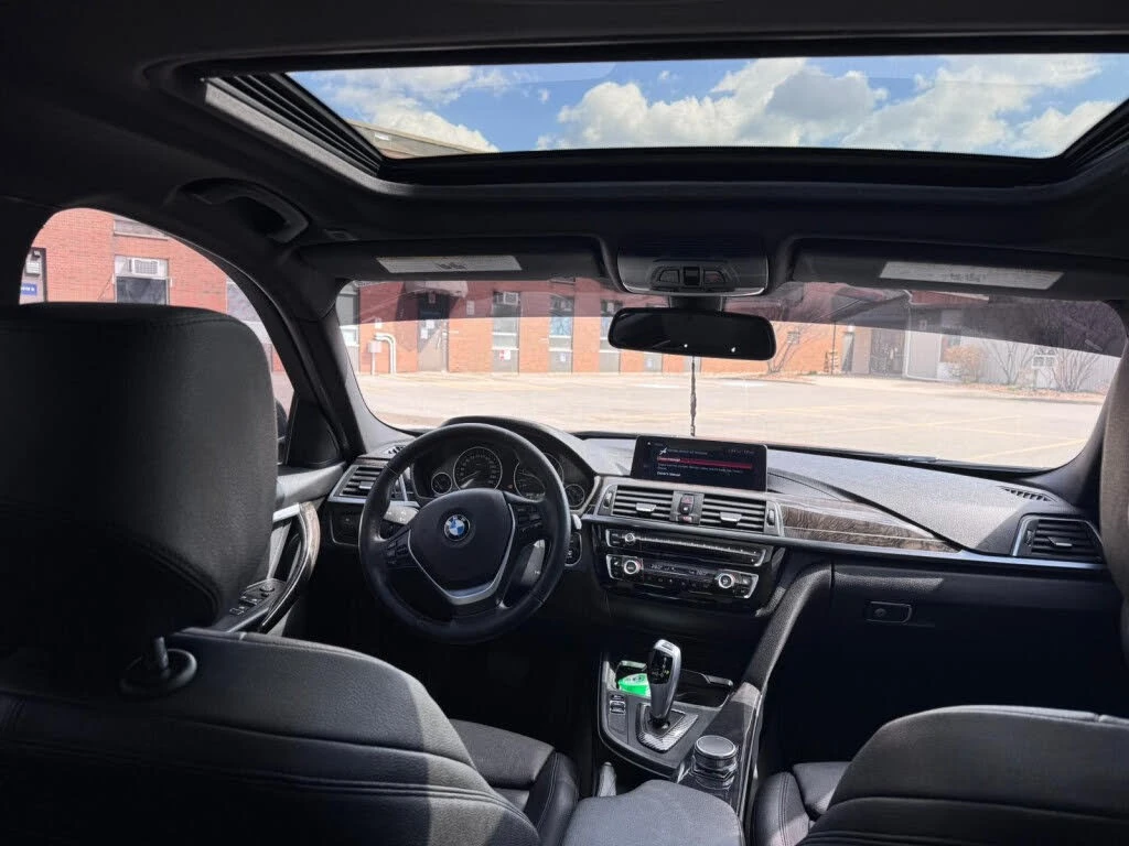 BMW 330 xDRIVE* АвтоКредит* (ЦЕНА ДО БГ), снимка 12 - Автомобили и джипове - 54219024