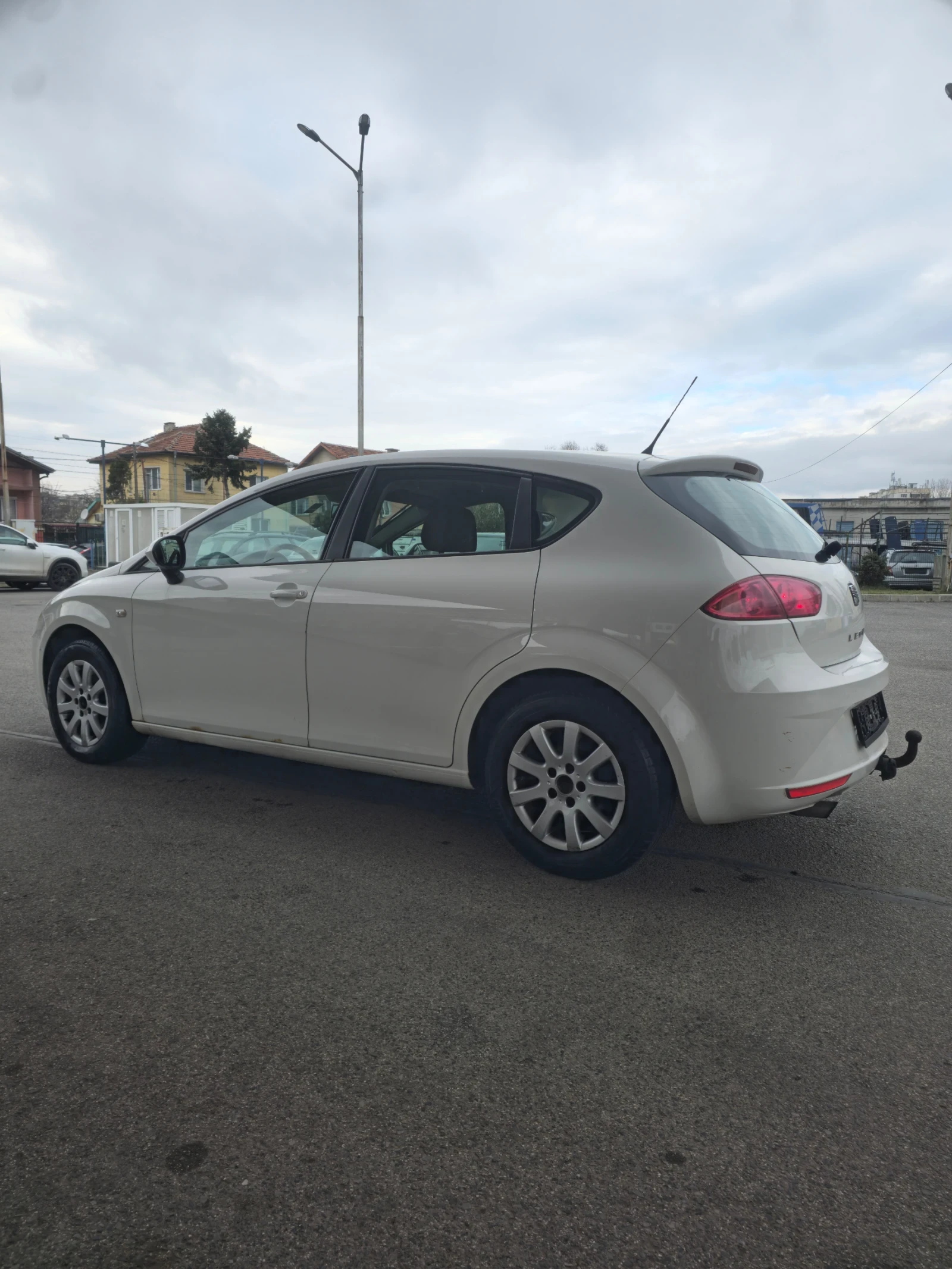 Seat Leon 1.6 102hp 2010g, снимка 2 - Автомобили и джипове - 54501706