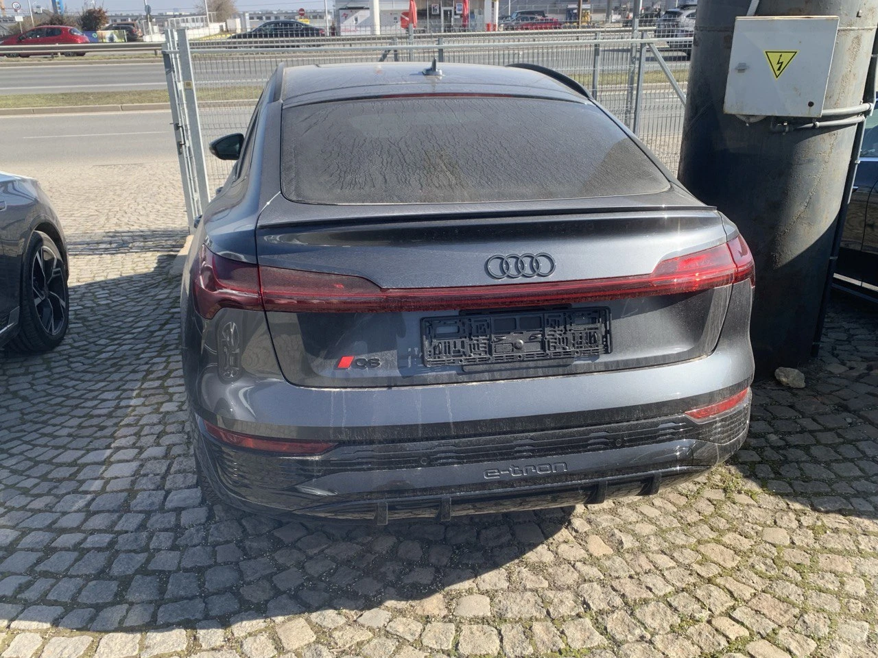 Audi Q8 * E-TRON* НАЛИЧНА В БГ* МАЛКО КМ* BANG & OLUFSEN* , снимка 3 - Автомобили и джипове - 53838077