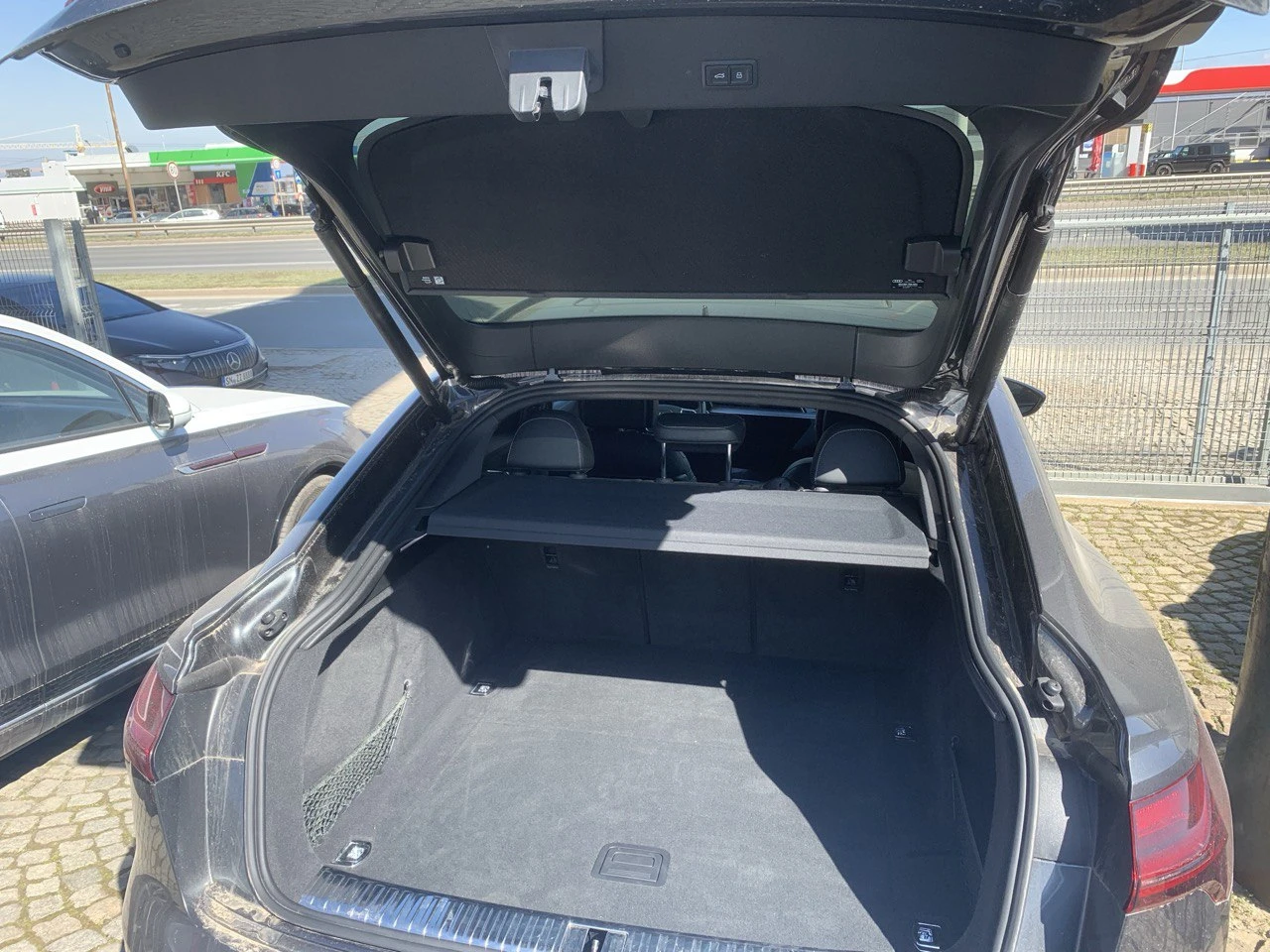 Audi Q8 * E-TRON* НАЛИЧНА В БГ* МАЛКО КМ* BANG & OLUFSEN* , снимка 11 - Автомобили и джипове - 53838077