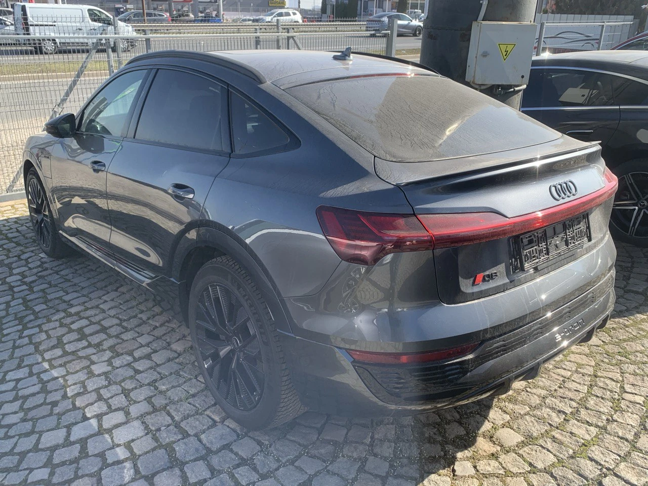 Audi Q8 * E-TRON* НАЛИЧНА В БГ* МАЛКО КМ* BANG & OLUFSEN* , снимка 4 - Автомобили и джипове - 53838077