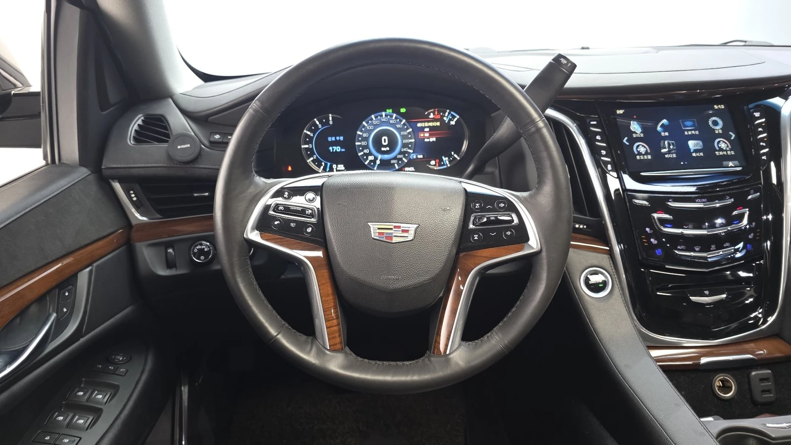 Cadillac Escalade 6.2* ЛЮК* 360* ПОДГРЕВ ВОЛАН* ЕЛ. БАГАЖНИК* КРАЙНА, снимка 14 - Автомобили и джипове - 55348723
