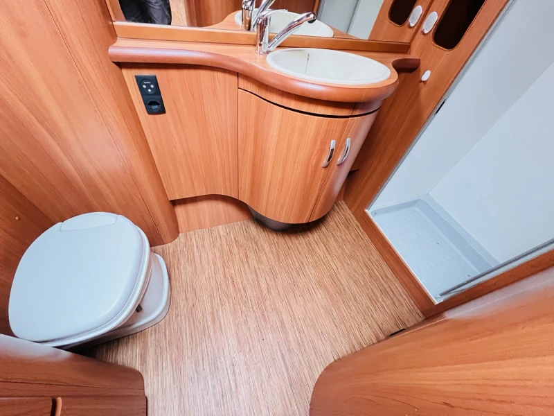 Каравана Hobby 650, снимка 11 - Каравани и кемпери - 52685004