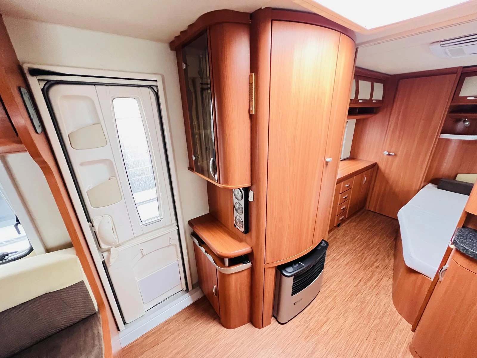 Каравана Hobby 650 - изображение 9