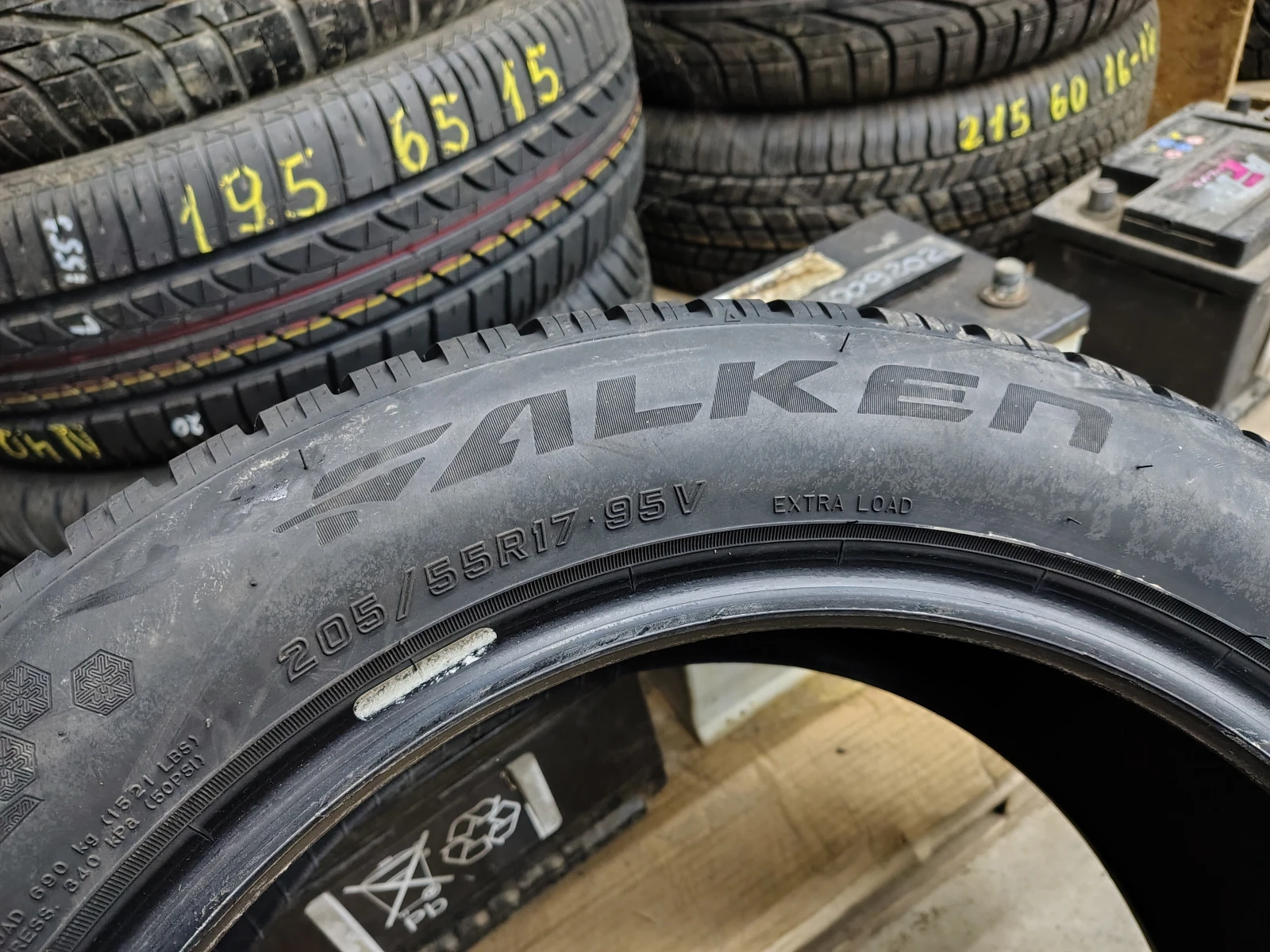 Гуми Зимни 205/55R17, снимка 5 - Гуми и джанти - 54103376