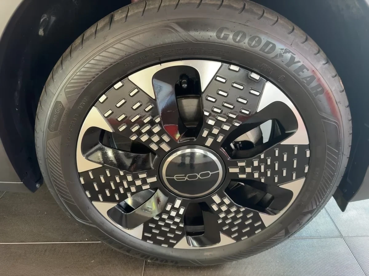 Fiat 600e La Prima DISTR 360* Winter Pack Keyless Blind Spot, снимка 14 - Автомобили и джипове - 54230410