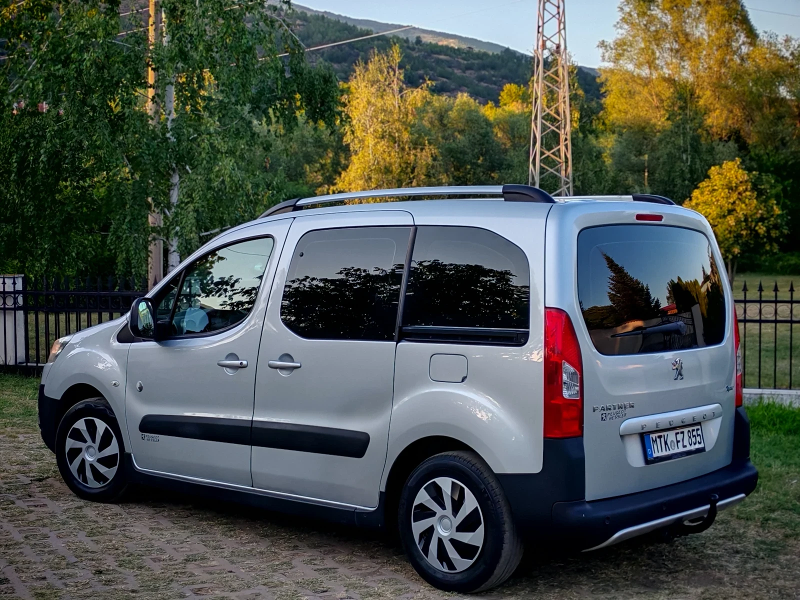 Peugeot Partner 1.6HDI(90)* TEPEE-EDITION* КЛИМАТРОНИК* НОВ ВНОС* , снимка 4 - Автомобили и джипове - 55502984