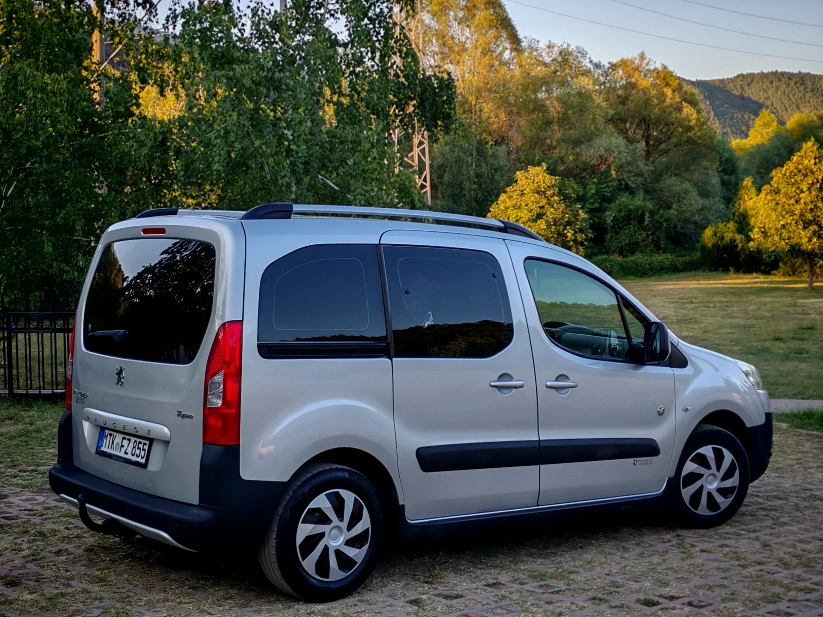 Peugeot Partner 1.6HDI(90)* TEPEE-EDITION* КЛИМАТРОНИК* НОВ ВНОС* , снимка 8 - Автомобили и джипове - 55502984