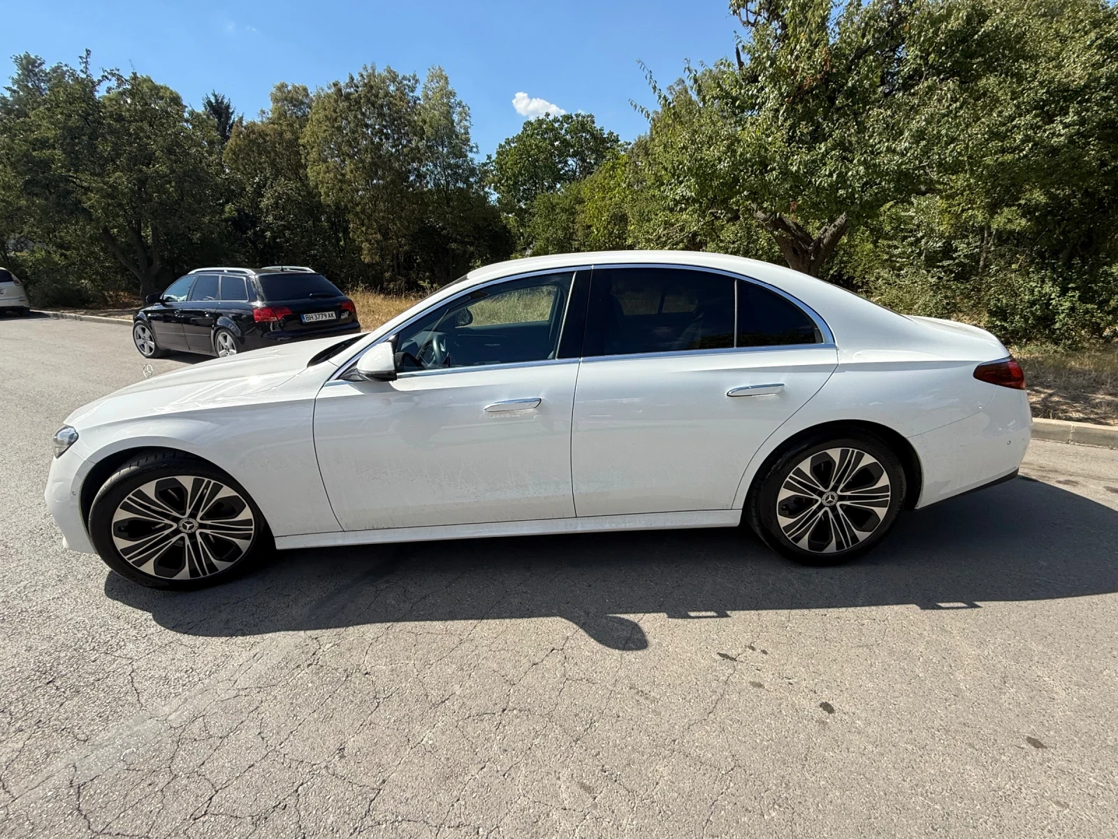 Mercedes-Benz E 220 В гаранция до 2027 Г на 32000 км като нова , снимка 3 - Автомобили и джипове - 56156139