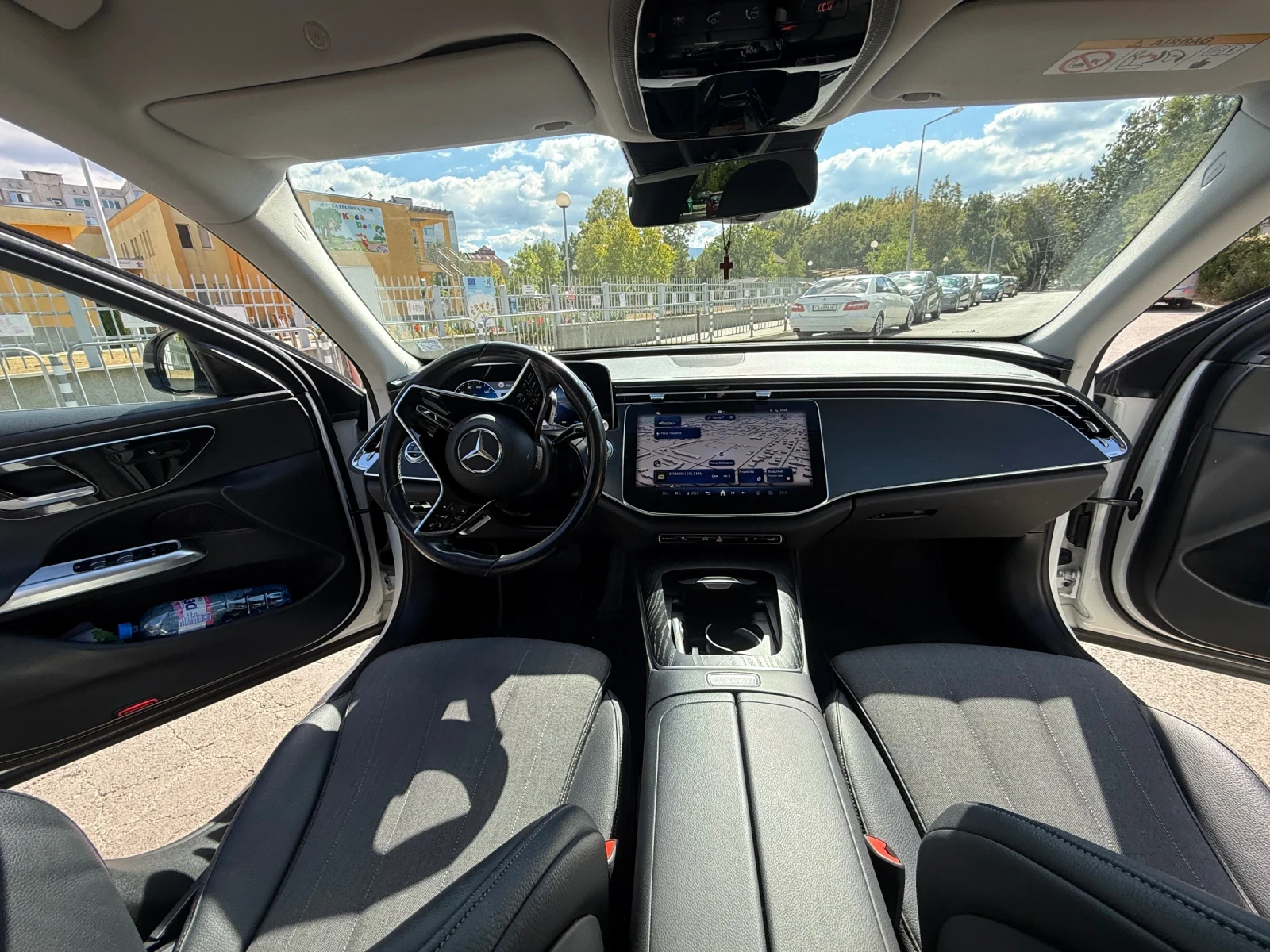 Mercedes-Benz E 220 В гаранция до 2027 Г на 32000 км като нова , снимка 5 - Автомобили и джипове - 56156139