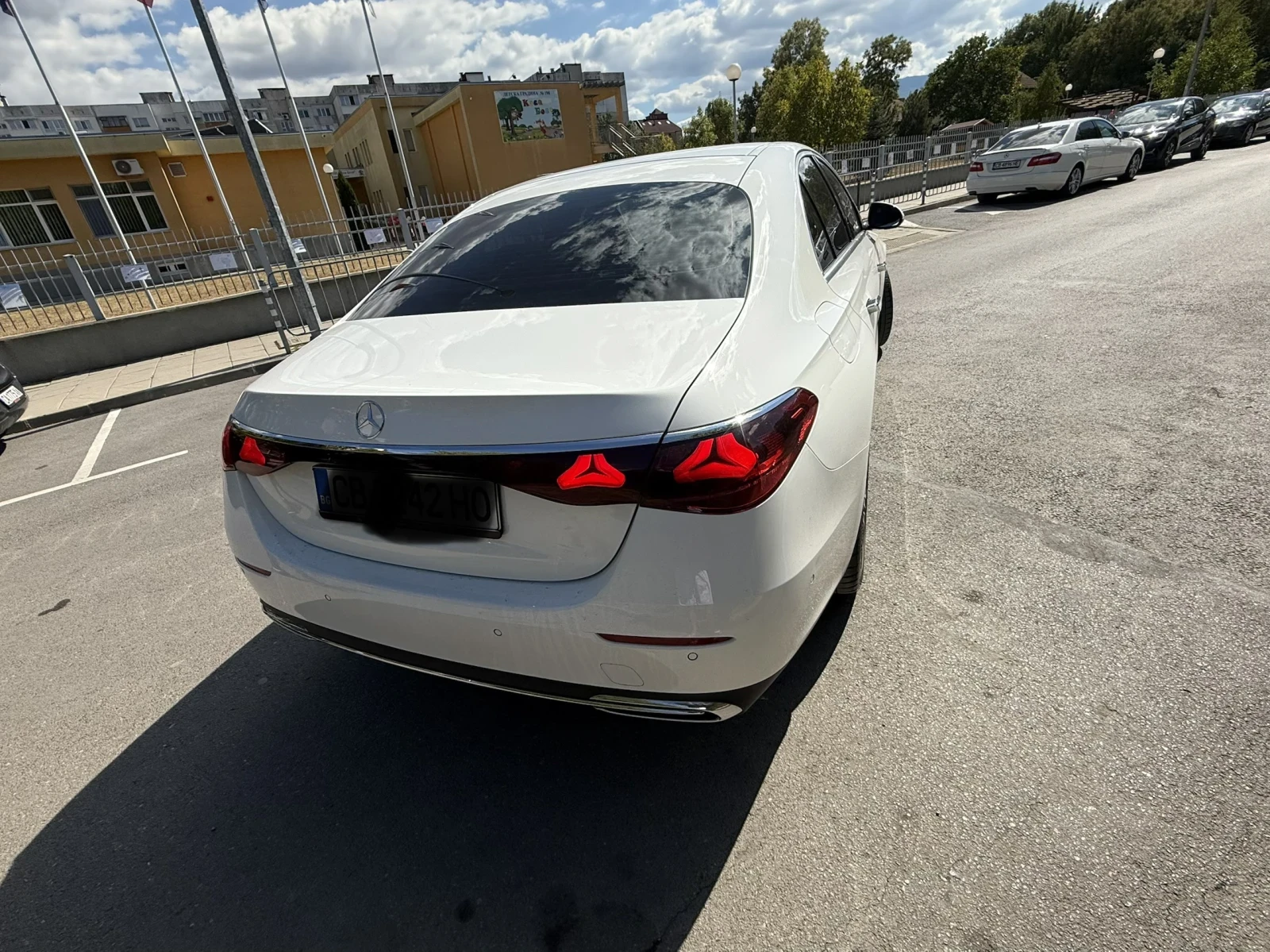 Mercedes-Benz E 220 В гаранция до 2027 Г на 32000 км като нова , снимка 2 - Автомобили и джипове - 56156139