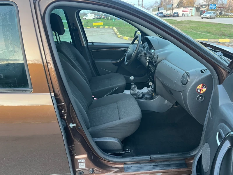 Dacia Duster 1.6i 4x4, снимка 12 - Автомобили и джипове - 52570774