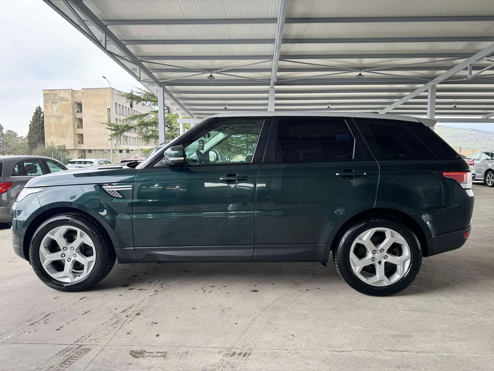 Land Rover Range Rover Sport 3.0* 250ps* 4x4* КОЖА* НАВИ* КАМЕРА, снимка 2 - Автомобили и джипове - 54038771