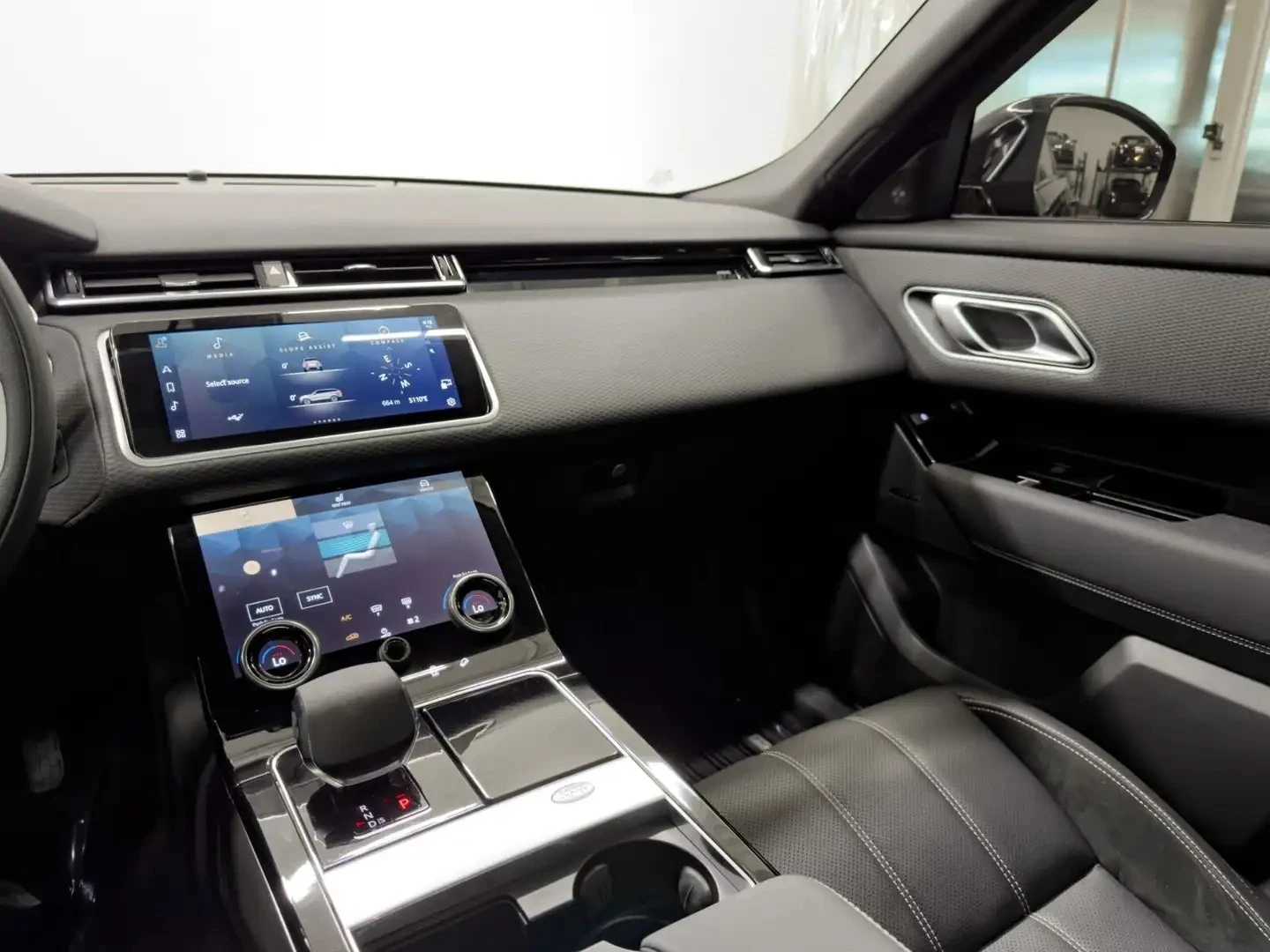 Land Rover Range rover VELAR S ЦЕНА ДО БЪЛГАРИЯ АВТОКРЕДИТ, снимка 13 - Автомобили и джипове - 55950174