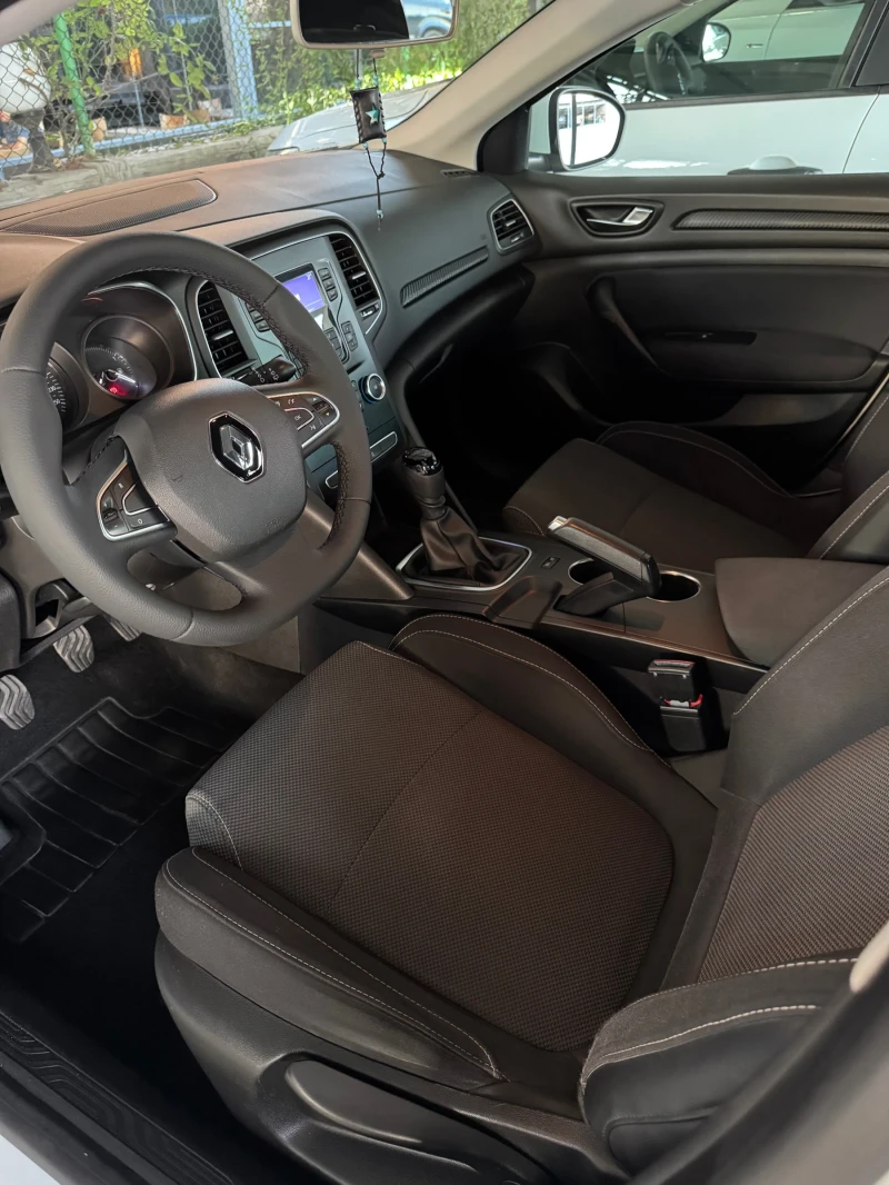 Renault Megane 1.5 dci, снимка 11 - Автомобили и джипове - 52714639