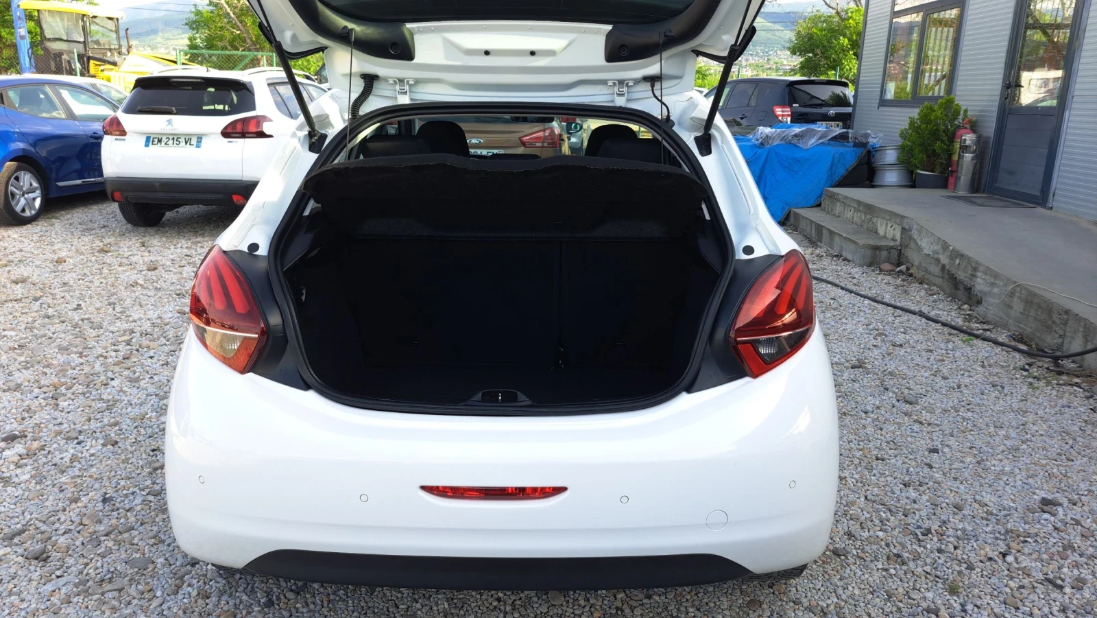 Peugeot 208 1.6 HDI, снимка 12 - Автомобили и джипове - 54709032