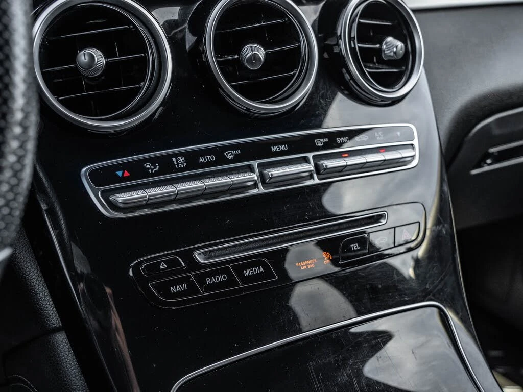 Mercedes-Benz GLC 300 4МАTIC * Панорама * АвтоКредит (ЦЕНА ДО БГ), снимка 13 - Автомобили и джипове - 56187062