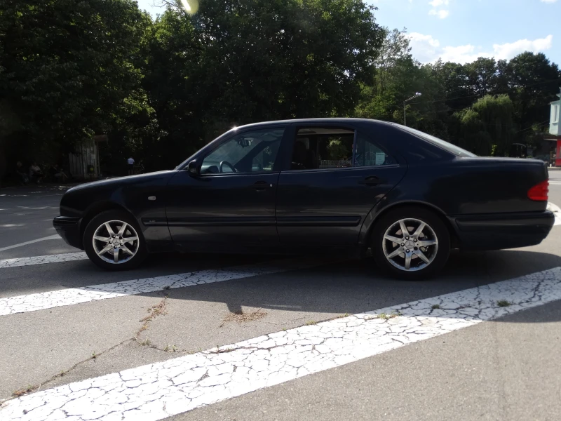 Mercedes-Benz E 200, снимка 5 - Автомобили и джипове - 52361941
