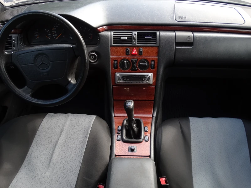 Mercedes-Benz E 200, снимка 9 - Автомобили и джипове - 52361941