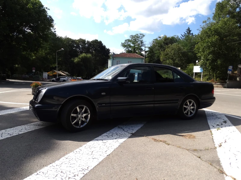 Mercedes-Benz E 200, снимка 4 - Автомобили и джипове - 52361941