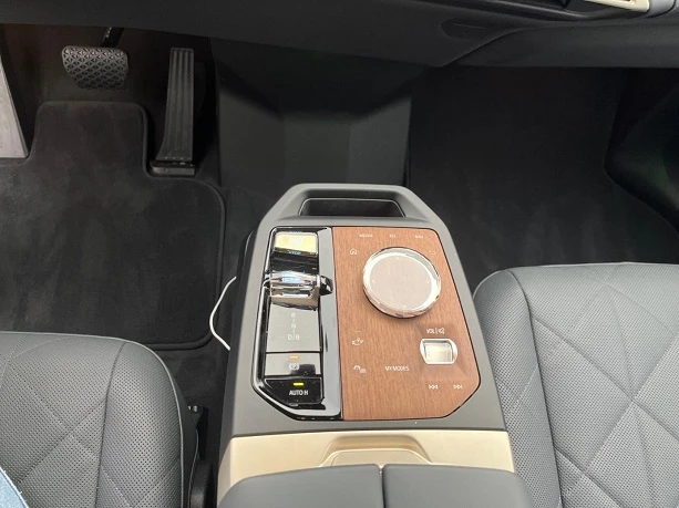 BMW iX xDrive50 = Sport Package = Гаранция, снимка 10 - Автомобили и джипове - 53354159